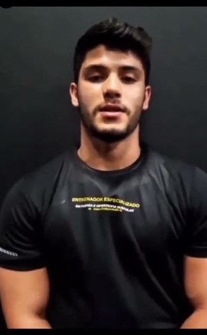 Entrenador egresado de 333 hablando a cámara, con la playera de la certificación en Fuerza e Hipertrofia